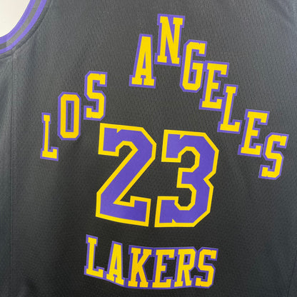 Versão do Lakers City nº 23 James na 24ª temporada