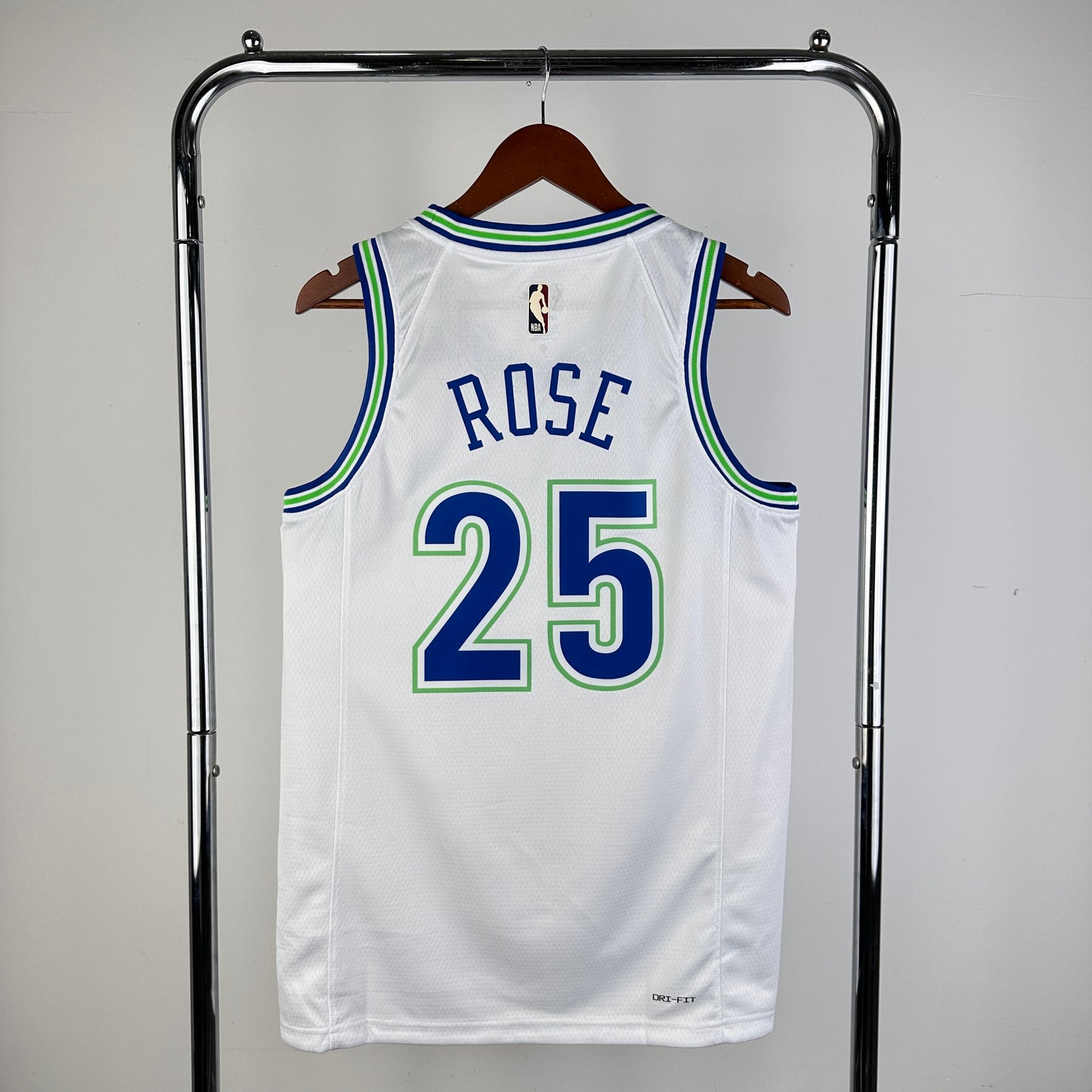 Timberwolves retro No. 25 Rose na 24ª temporada