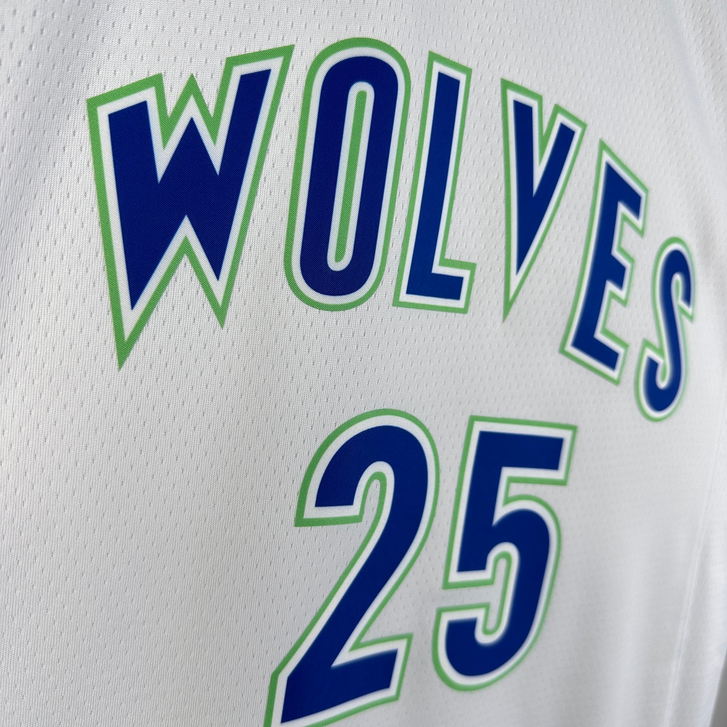 Timberwolves retro No. 25 Rose na 24ª temporada